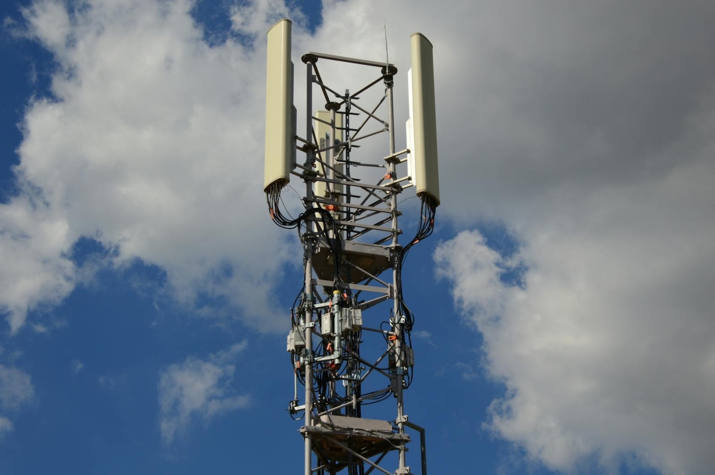 5G: τι είναι, πώς λειτουργεί και τι αλλάζει στην καθημερινότητα