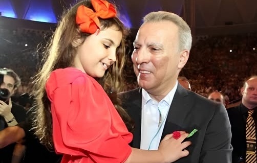Η σπάνια οικογενειακή εμφάνιση του Νίκου Γκάλη στη Μύκονο με τη σύζυγο και την κόρη του