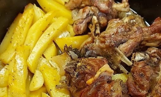 Παραδοσιακό κατσικάκι στη γάστρα με κυδωνάτες πατάτες