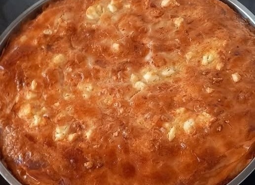Μακαρονόπιτα με φέτα και μπέικον – Πανεύκολη και πεντανόστιμη
