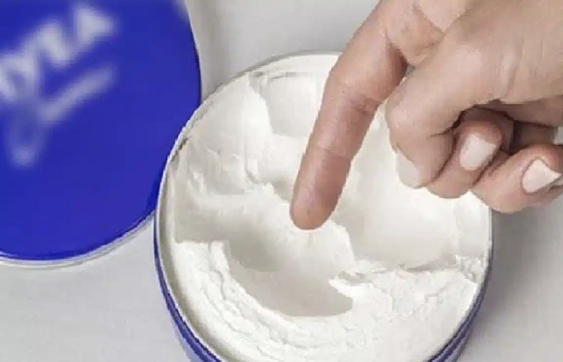 Η Κλασική Κρέμα Nivea στο Μπλε Βαζάκι: 15 Χρήσεις και Οφέλη που Ίσως Δεν Γνωρίζετε