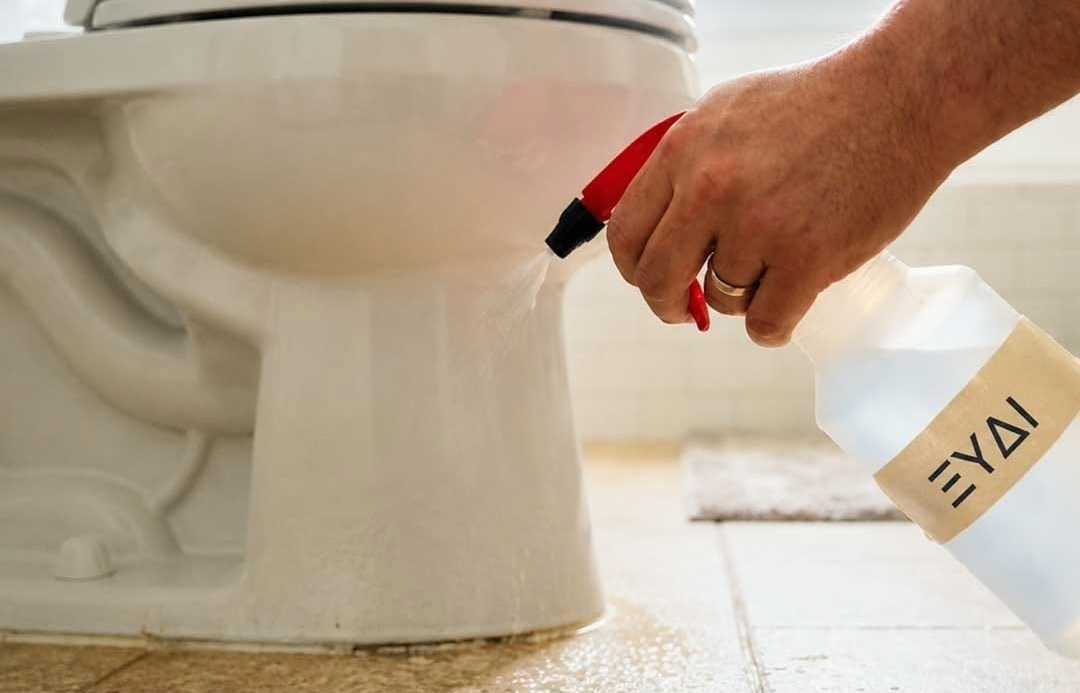 Γιατί πολλοί ψεκάζουν λευκό ξίδι γύρω από τη λεκάνη της τουαλέτας – Τα οφέλη που λίγοι γνωρίζουν