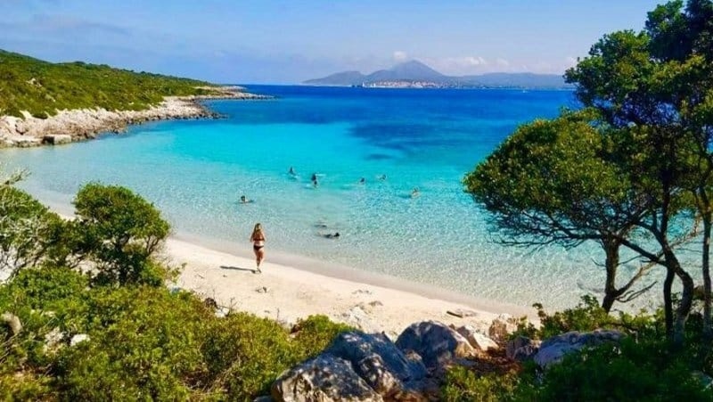 Το ελληνικό νησί με τους 7 κατοίκους και την παραλία που θυμίζει Καραϊβική