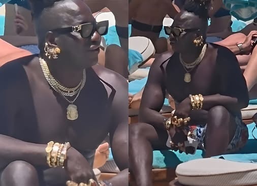 Τουρίστας στη Μύκονο έγινε viral για τα εντυπωσιακά χρυσά κοσμήματα που φόρεσε στην παραλία