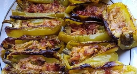 Γεμιστές πιπεριές με μπέικον, λιαστή ντομάτα και πέστο βασιλικού