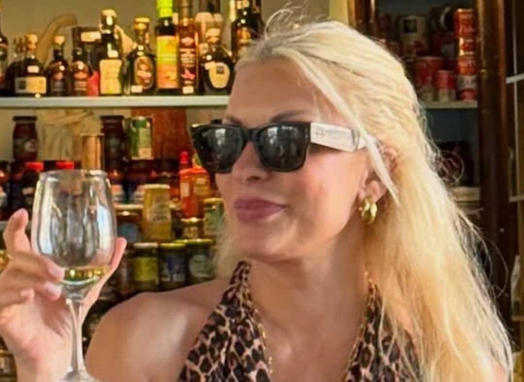 Η Ελένη Μενεγάκη με λεοπάρ σύνολο και ποτήρι κρασί έκλεψε τις εντυπώσεις
