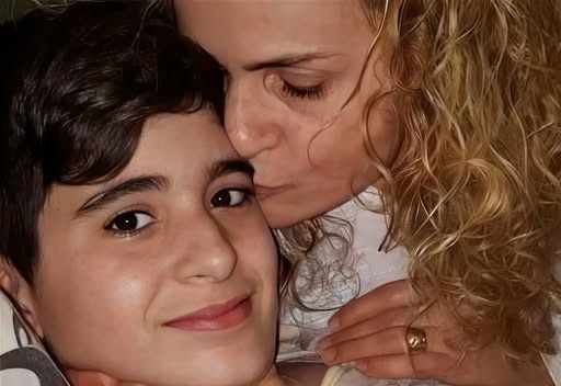 Συγκλονίζει Μητέρα που Έχασε τον Γιο της από Καρκίνο: «Αγαπήστε τη Ζωή και Προστατέψτε την»