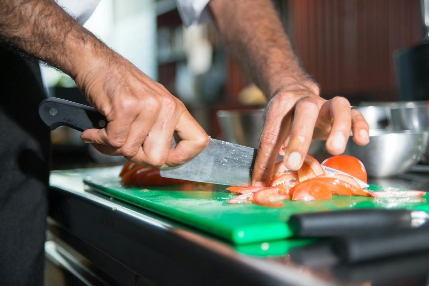 Knife skills: οι 5 βασικές τεχνικές κοπής που χρησιμοποιεί κάθε σεφ