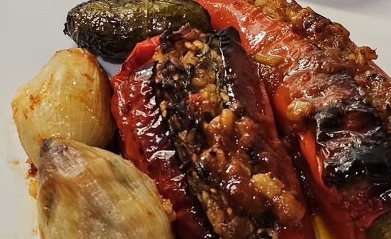 Παραδοσιακά γεμιστά με μυρωδικά και ρύζι