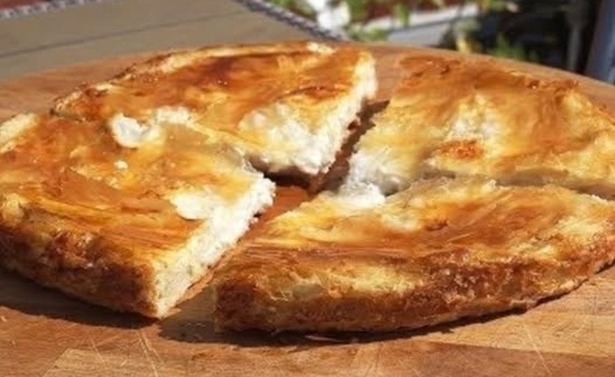 Τυρόπιτα Ταψιού με Ανθρακούχο Νερό