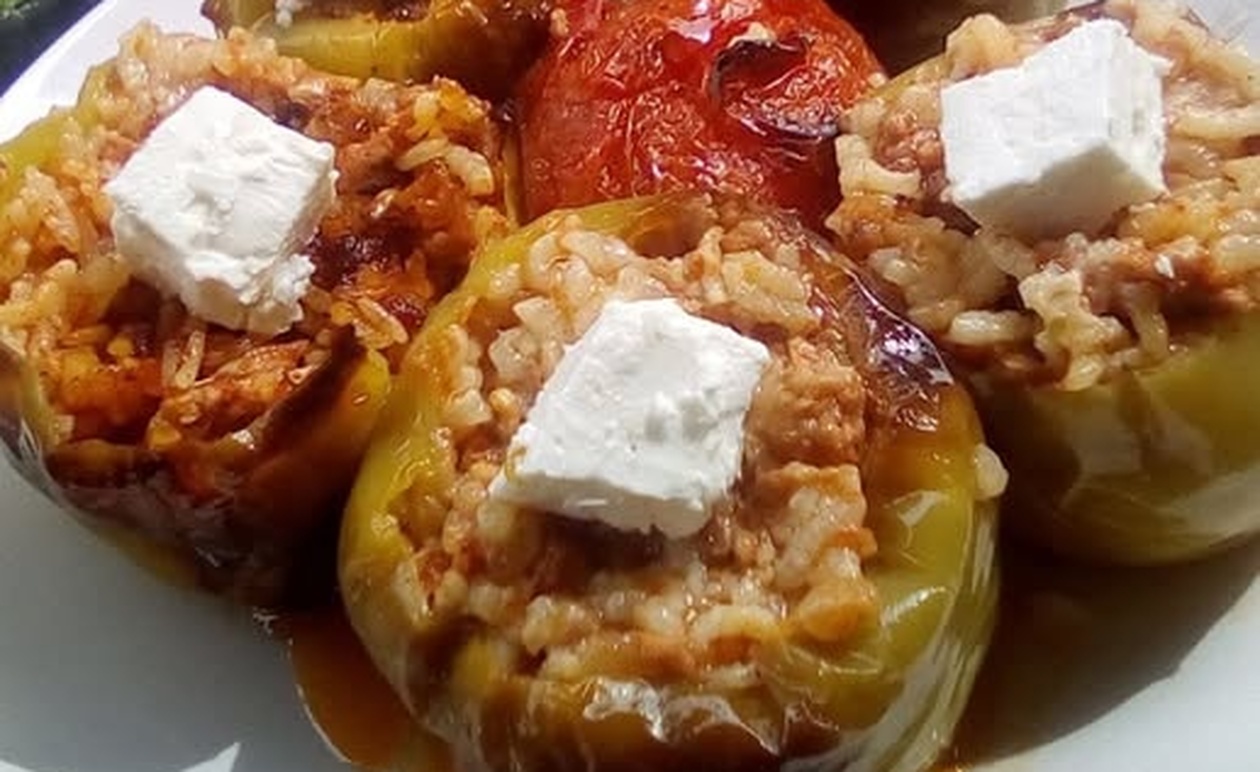Παραδοσιακά Γεμιστά με Πιπεριές και Ντομάτες – Το Απόλυτο Καλοκαιρινό Φαγητό