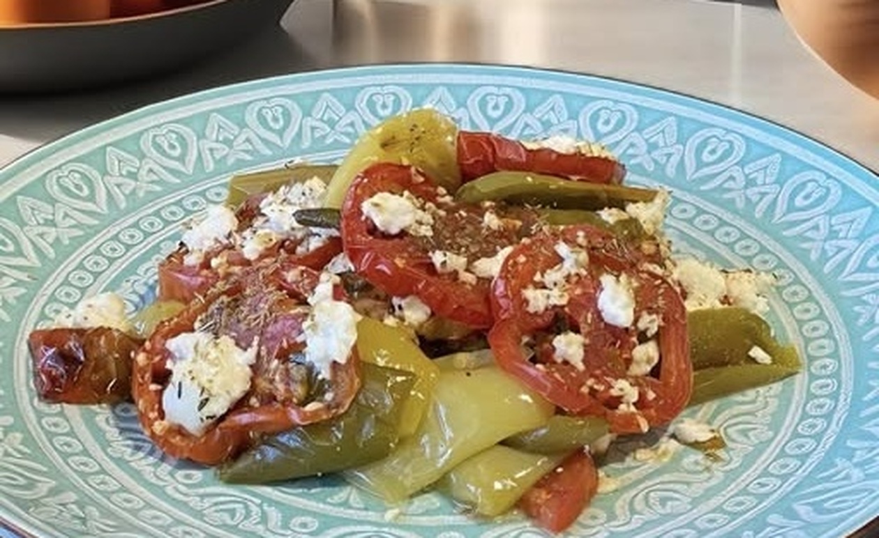 Πιπεριές στον φούρνο με φέτα και ντομάτα