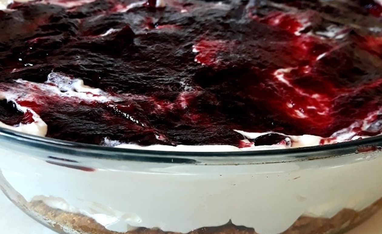 Light cheesecake ψυγείου με γιαούρτι και ζελέ ανανά – Το μυστικό για αφράτη κρέμα