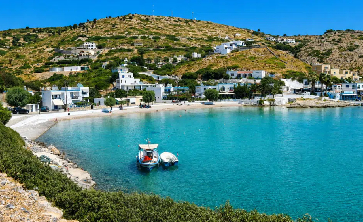 Το ήσυχο νησί των Δωδεκανήσων με φθηνές διακοπές, δωμάτια στο κύμα και αυθεντική εμπειρία