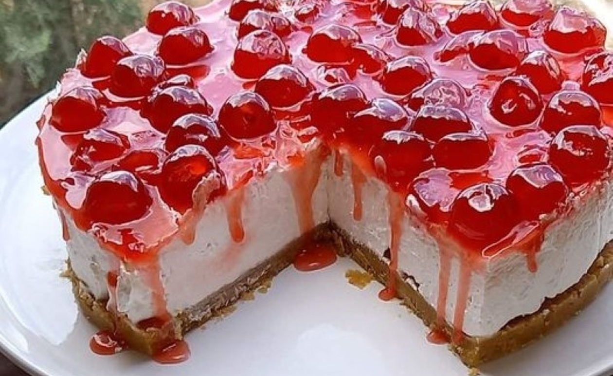 Cheesecake κεράσι χωρίς ψήσιμο: Το πανεύκολο γλυκό ψυγείου που γίνεται ανάρπαστο