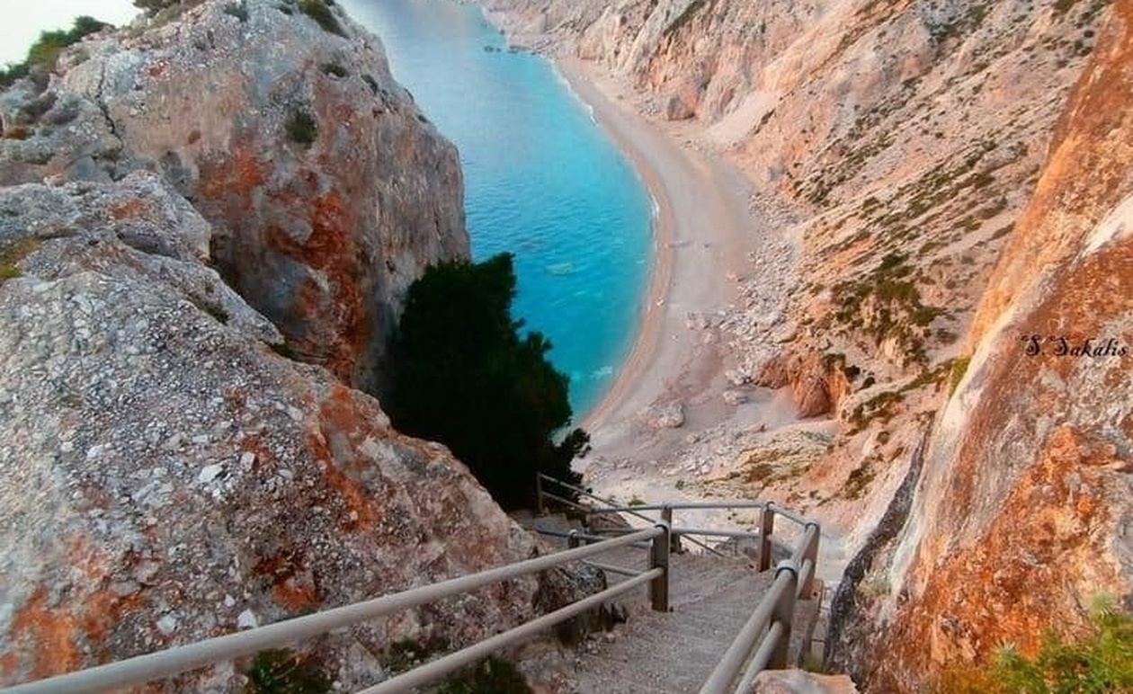 Οι 7 ελληνικές παραλίες που απαιτούν ιδιαίτερη προσοχή – Τι πρέπει να γνωρίζουν οι λουόμενοι
