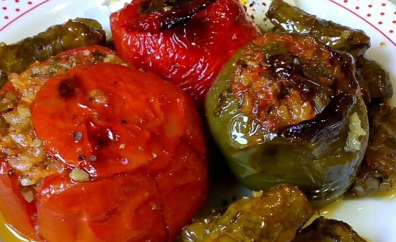 Η πιο μερακλίδικη συνταγή για γεμιστά που θα φτιάχνετε όλο το καλοκαίρι