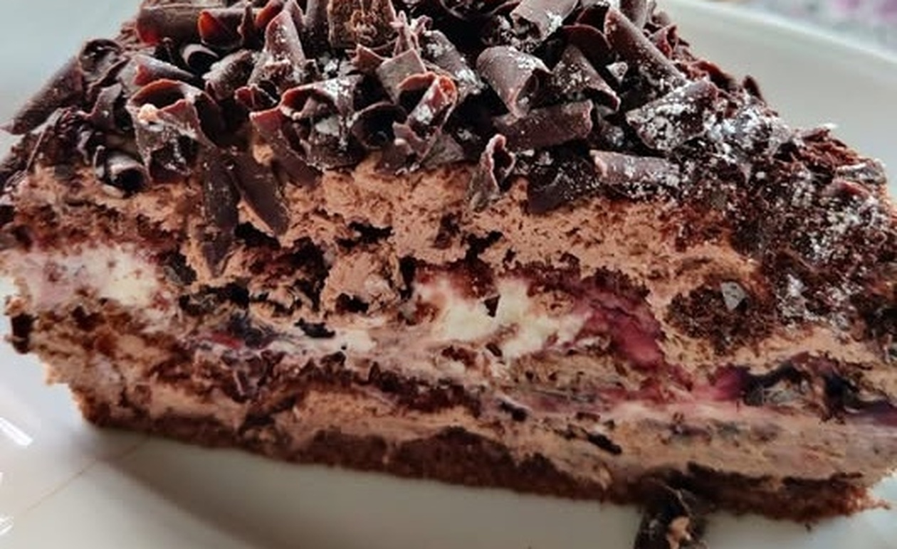 Εύκολη τούρτα Black Forest με βύσσινο και σαντιγί