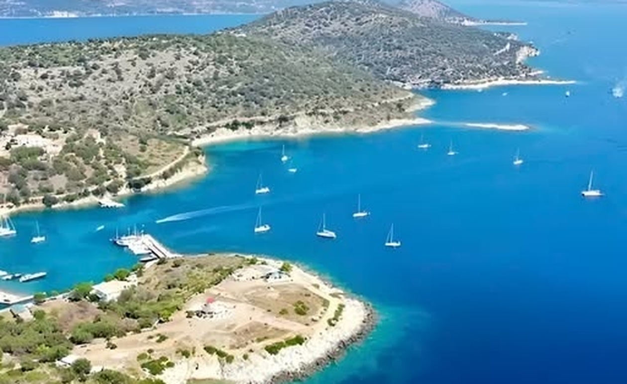 Καστός: Το άγνωστο νησί του Ιονίου χωρίς αυτοκίνητα όπου ο χρόνος μοιάζει να έχει σταματήσει
