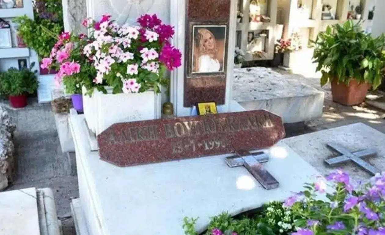 Σάλος στα social media με εικόνα από τον τάφο της Αλίκης Βουγιουκλάκη – Έντονες αντιδράσεις χρηστών