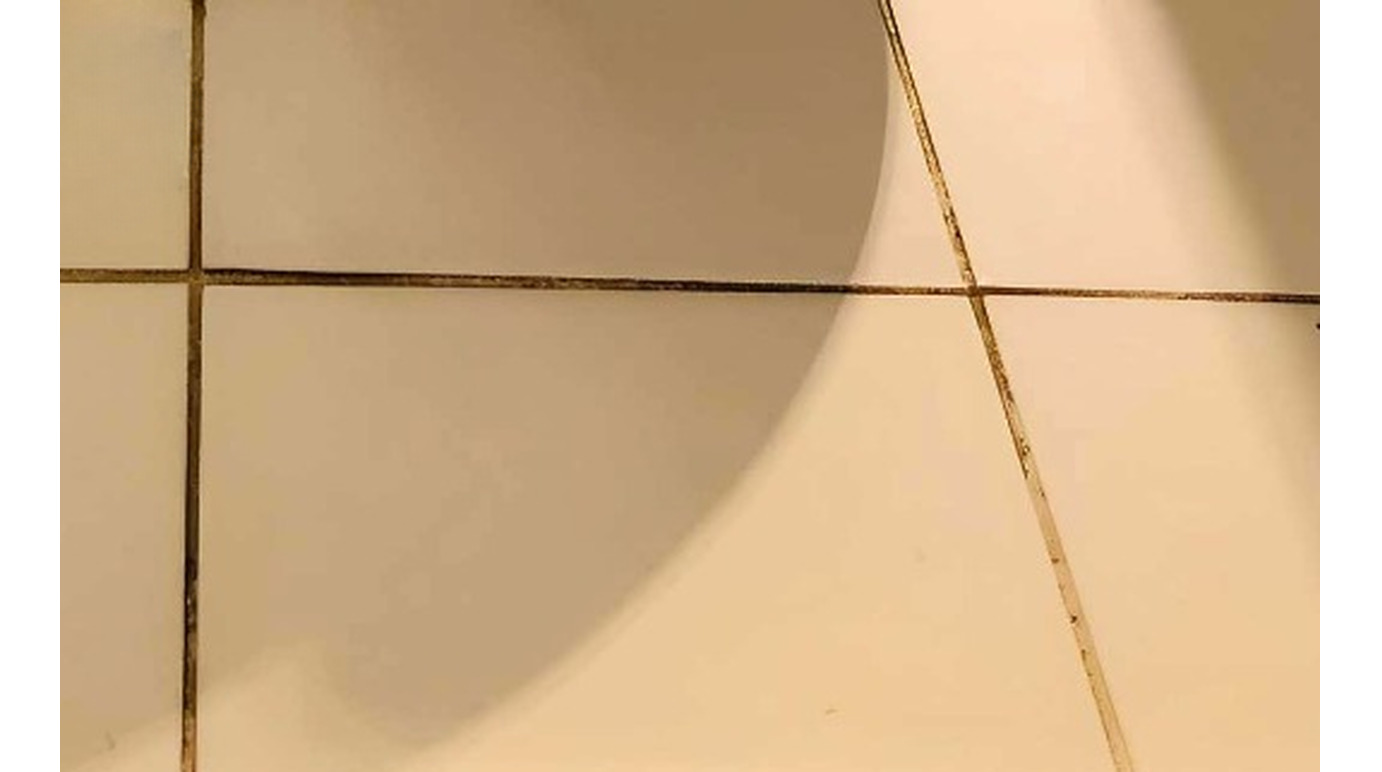 Πώς να καθαρίσετε τη μαυρίλα ανάμεσα στα πλακάκια στο μπάνιο – Το εύκολο κόλπο που δίνει λύση