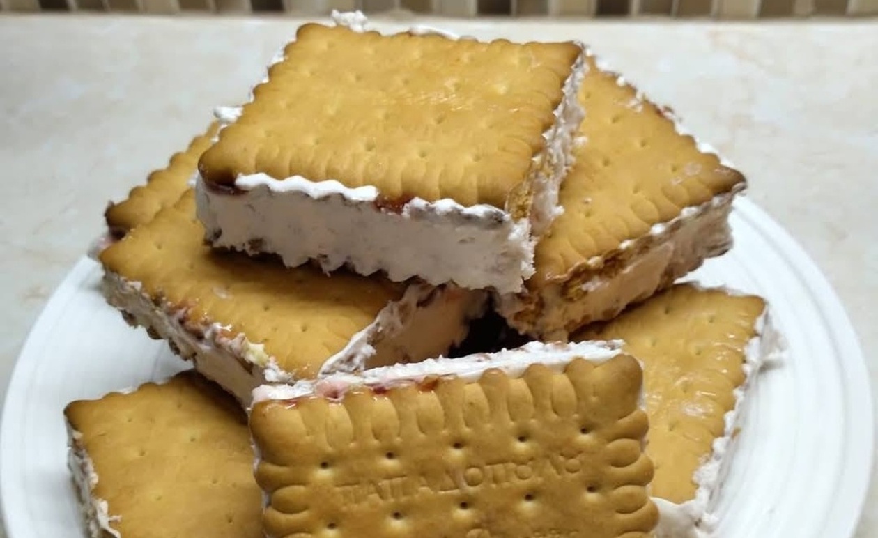 Σπιτικό Παγωτό Σάντουιτς Βανίλια “Soft” με Φράουλα