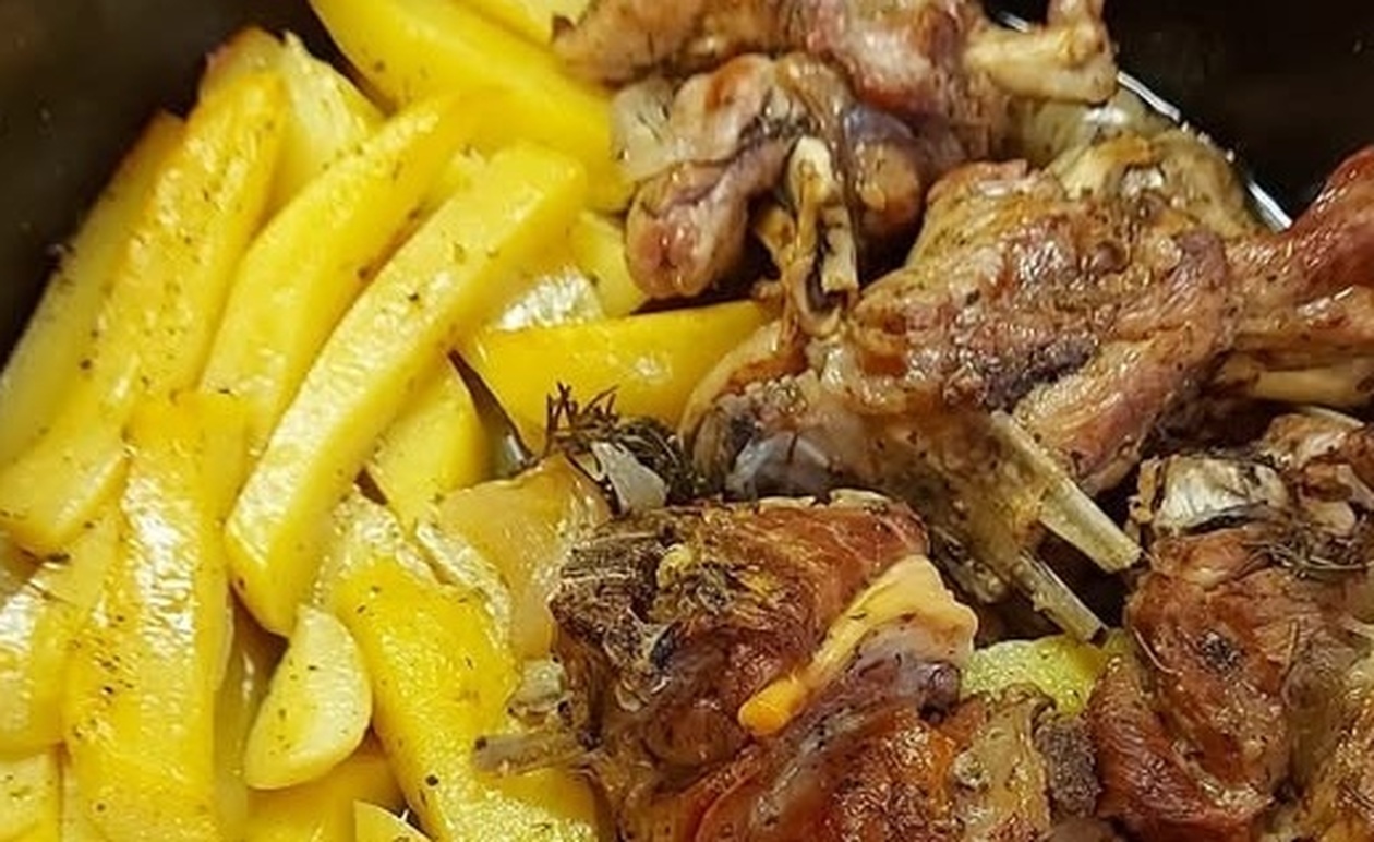 Παραδοσιακό κατσικάκι στη γάστρα με κυδωνάτες πατάτες