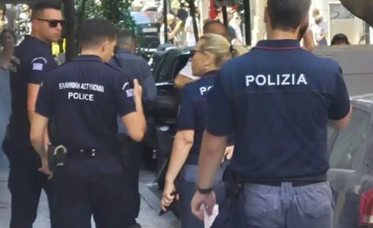 Γιατί κυκλοφορούν Ιταλοί αστυνομικοί στην Ερμού – Η εξήγηση για τις στολές «Polizia»