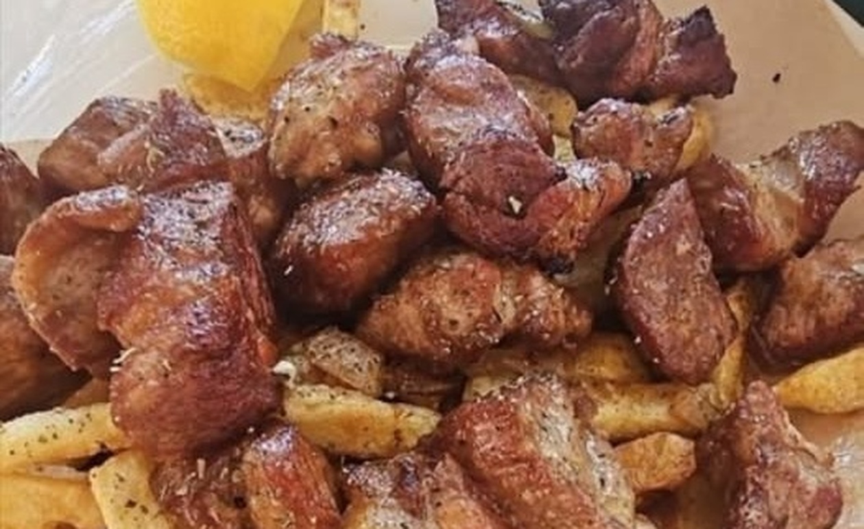 Χοιρινή Τηγανιά με Τηγανητές Πατάτες