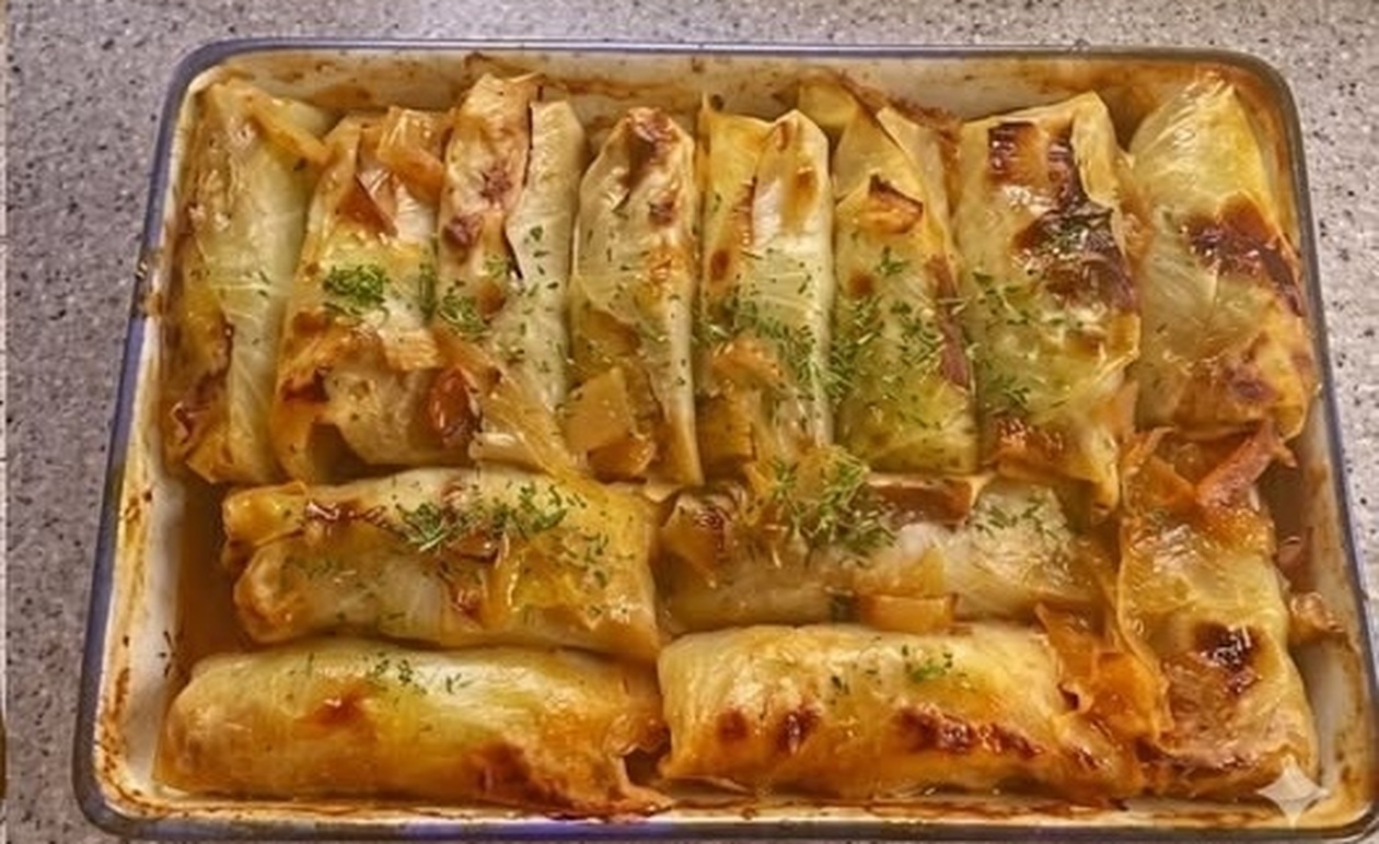 Λαχανοντολμάδες στον φούρνο με σάλτσα ντομάτας