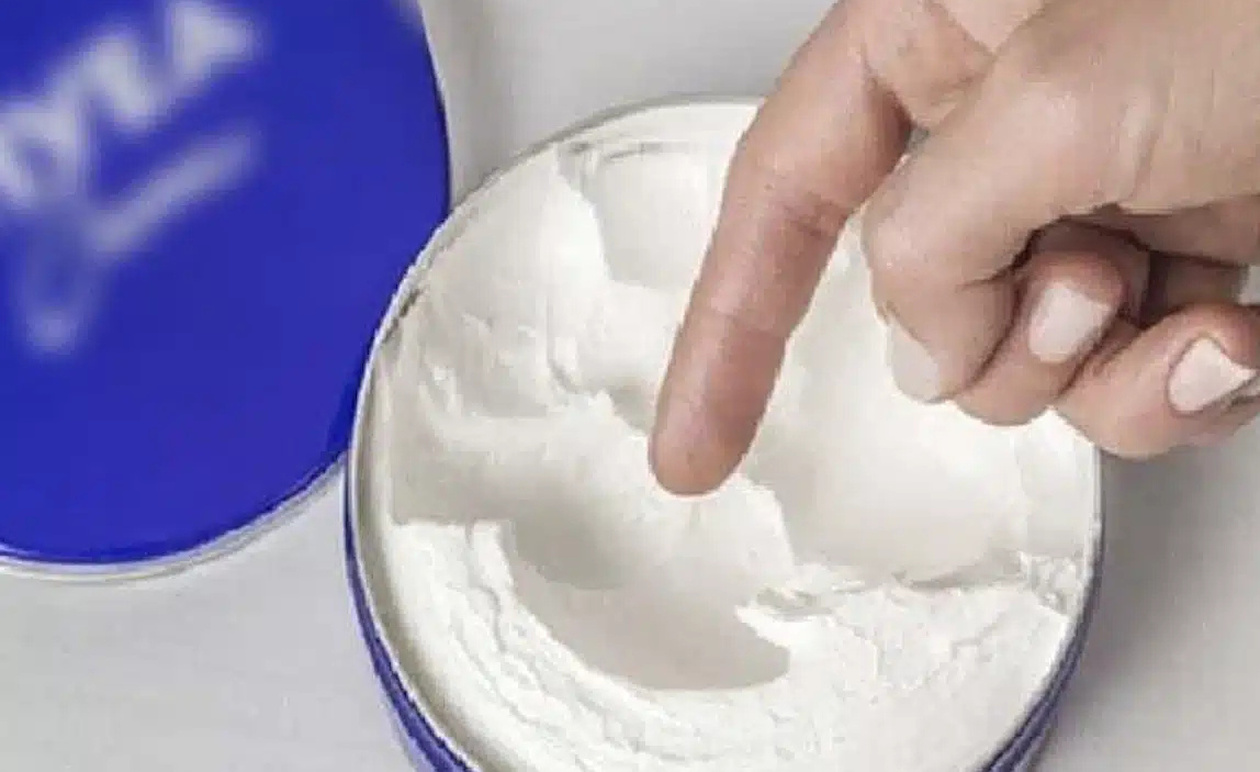 Η Κλασική Κρέμα Nivea στο Μπλε Βαζάκι: 15 Χρήσεις και Οφέλη που Ίσως Δεν Γνωρίζετε
