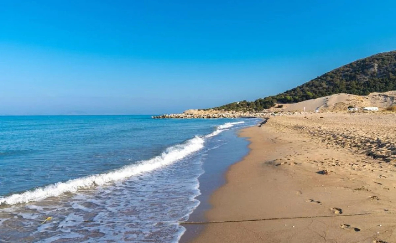 Οικονομικές διακοπές στην Καλογριά: Η αμμουδερή παραλία που συνδυάζει χαλάρωση, καλό φαγητό και προσιτή διαμονή