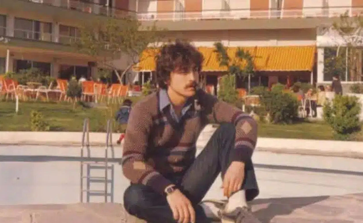 «Έφυγε» στα 35 του και σίγησε μια σπουδαία φωνή: Ο σεμνός Έλληνας τραγουδιστής που συνεργάστηκε με Νταλάρα, Γαλάνη και Πρωτοψάλτη
