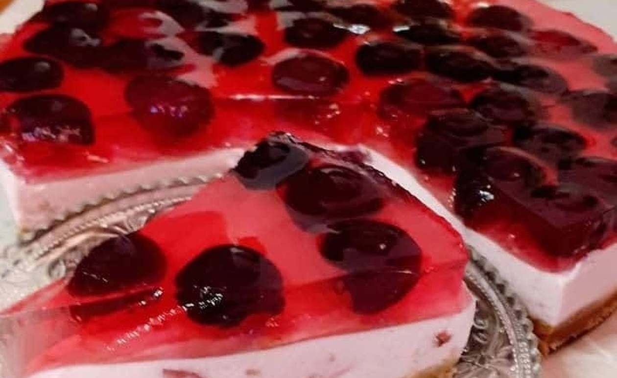 Το μυστικό για το πιο ανάλαφρο τσιζκέικ γιαουρτιού με ζελέ κεράσι που λιώνει στο στόμα!