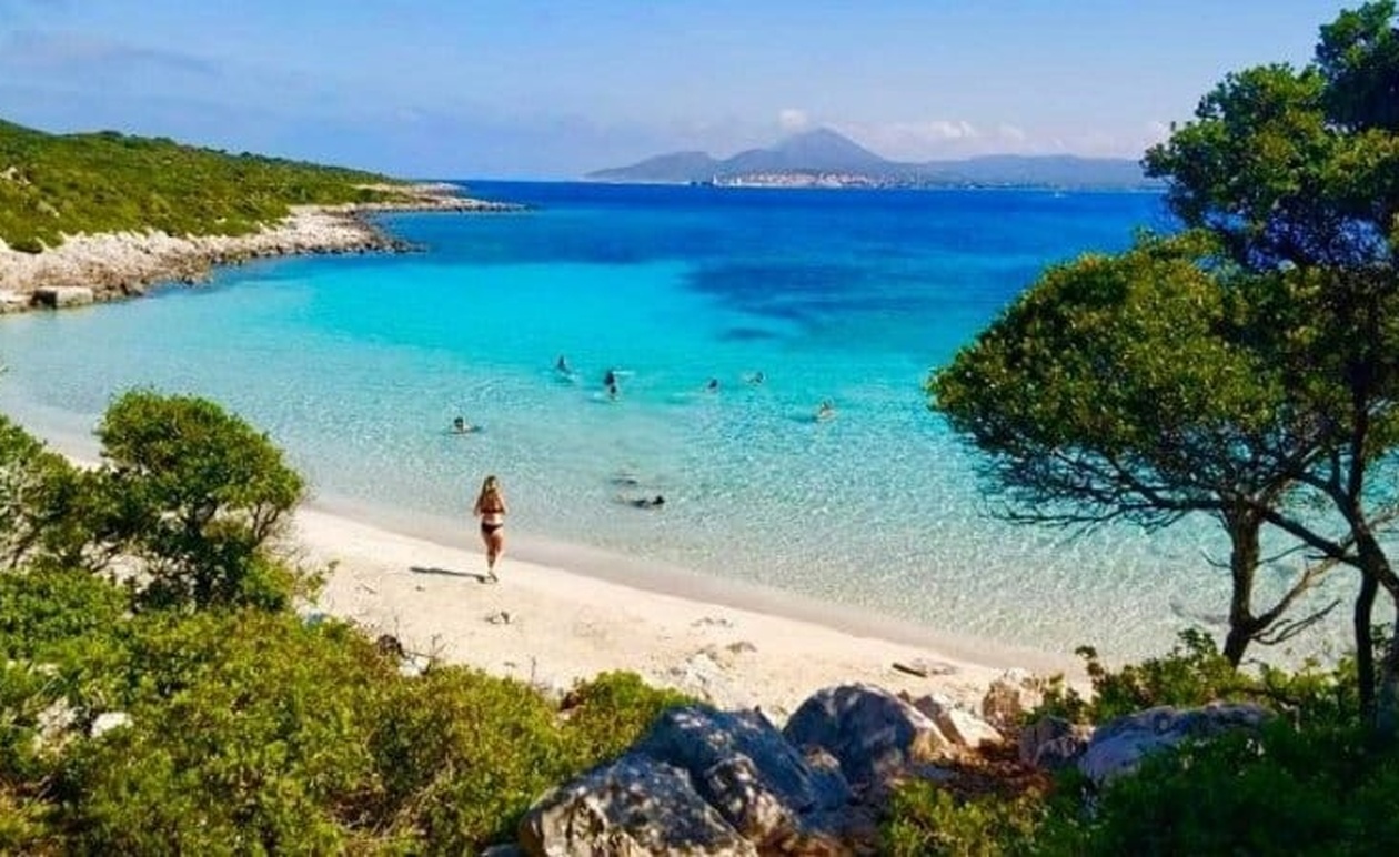 Το ελληνικό νησί με τους 7 κατοίκους και την παραλία που θυμίζει Καραϊβική