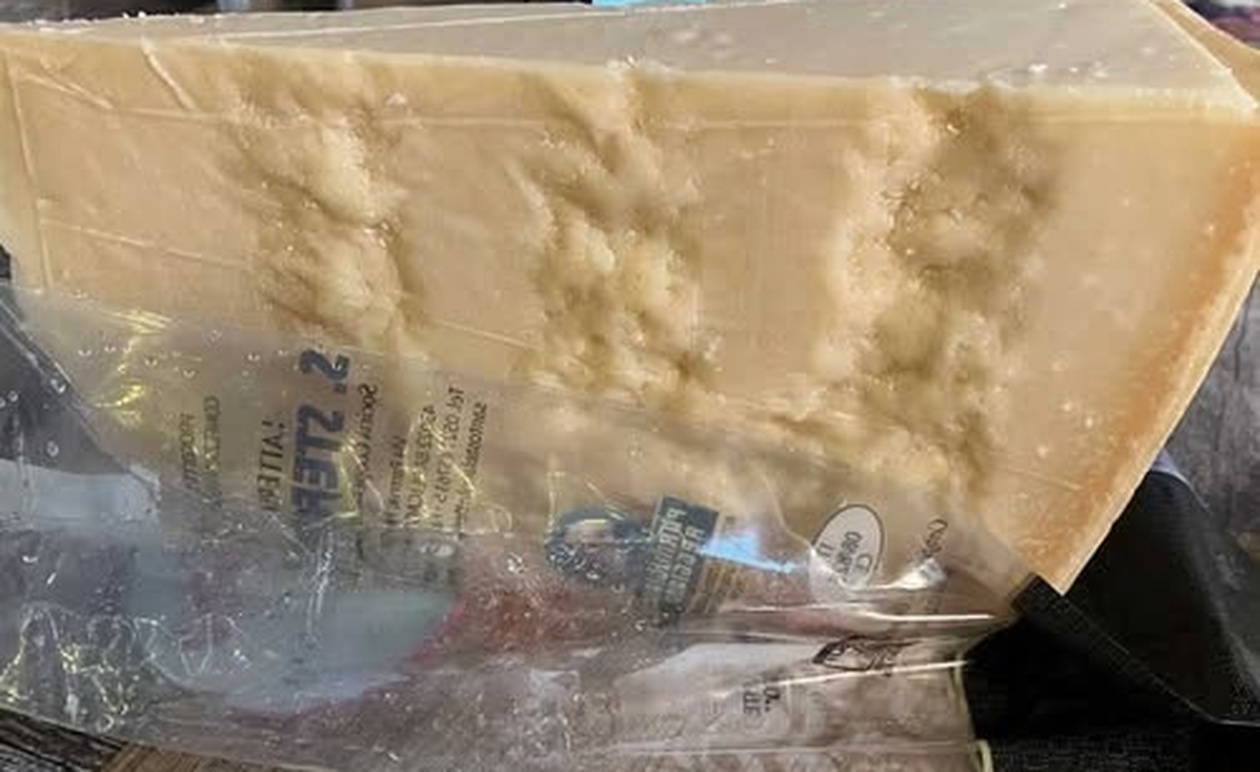 Τι πραγματικά περιέχει η παρμεζάνα: Η αλήθεια πίσω από το δημοφιλές τυρί