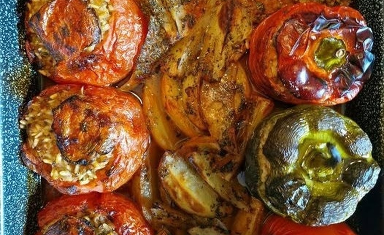 Παραδοσιακά Γεμιστά με Ρύζι, Μυρωδικά & Πλούσια Φέτα