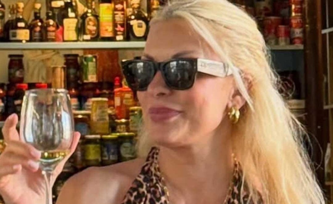 Η Ελένη Μενεγάκη με λεοπάρ σύνολο και ποτήρι κρασί έκλεψε τις εντυπώσεις