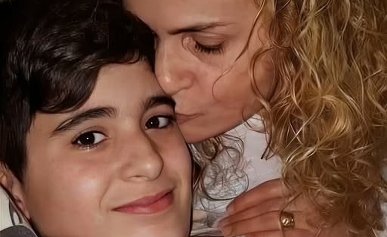 Συγκλονίζει Μητέρα που Έχασε τον Γιο της από Καρκίνο: «Αγαπήστε τη Ζωή και Προστατέψτε την»