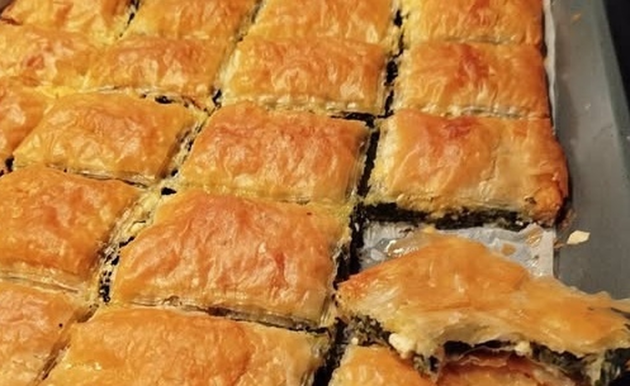 Η πιο Τραγανή Σπανακοτυρόπιτα με Φρέσκο Σπανάκι – Το Μυστικό που την Απογειώνει!