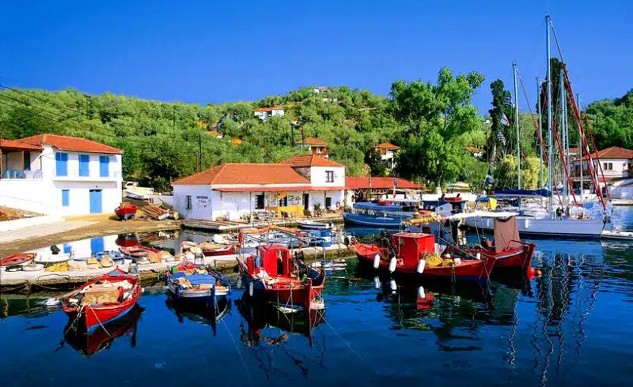 Κρυμμένος καλοκαιρινός παράδεισος στην Ελλάδα: Το νησάκι όπου η ηρεμία πρωταγωνιστεί