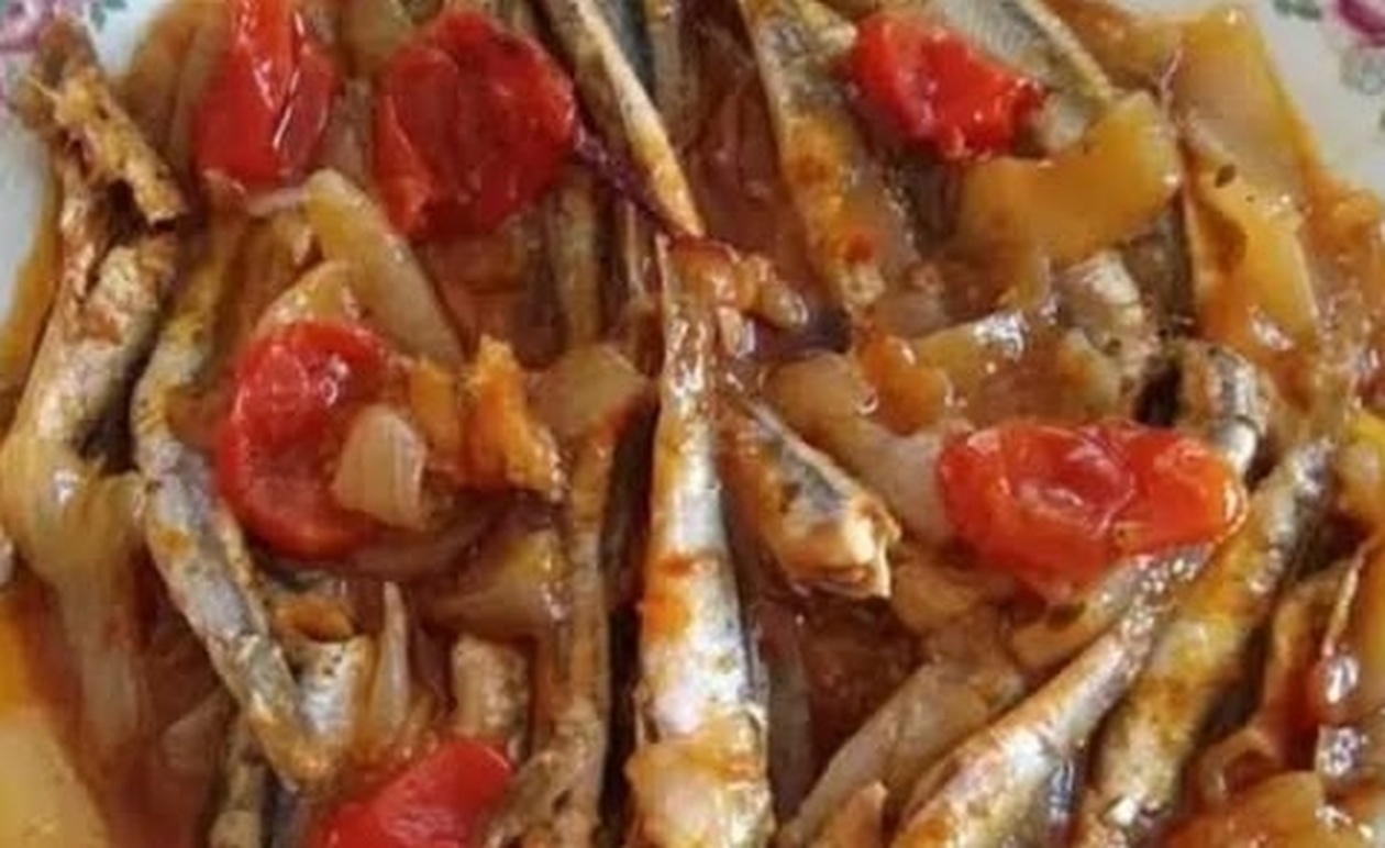 Γαύρος με ξερά κρεμμύδια σαν στιφάδο