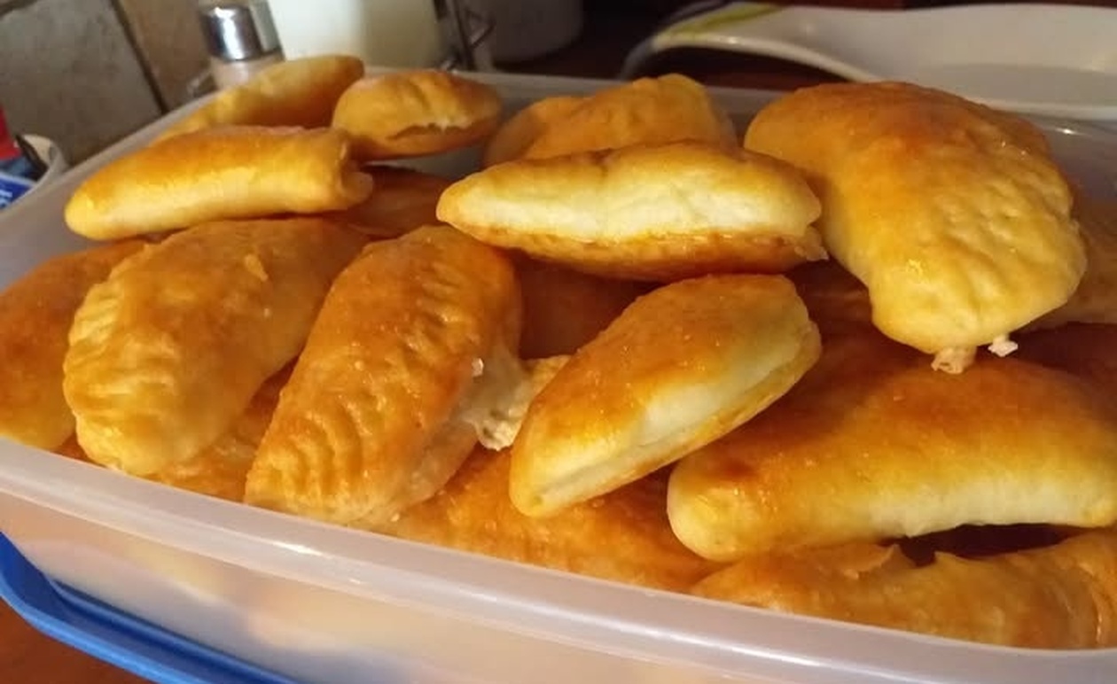 Αφράτα σπιτικά τυροπιτάκια με φέτα