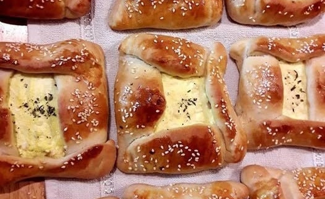 Αφράτα Τυροπιτάκια με Φέτα και Ανθότυρο