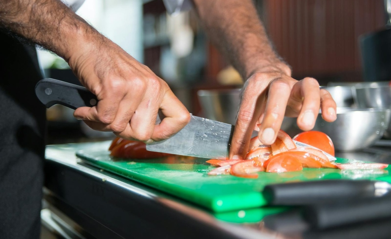Knife skills: οι 5 βασικές τεχνικές κοπής που χρησιμοποιεί κάθε σεφ